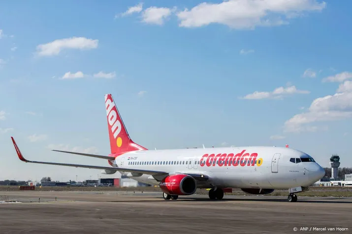 boeing 747 van corendon steekt snelweg over