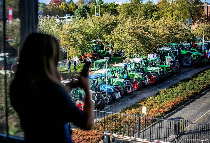 boeren agractie met tractoren naar noordwijk