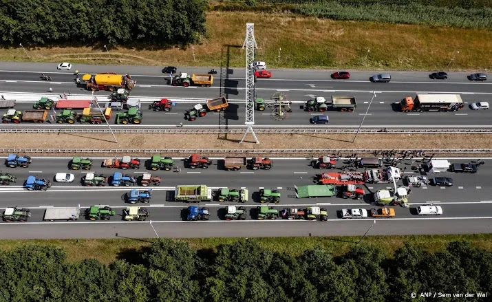 boeren beeindigen snelwegblokkade bij knooppunt azelo