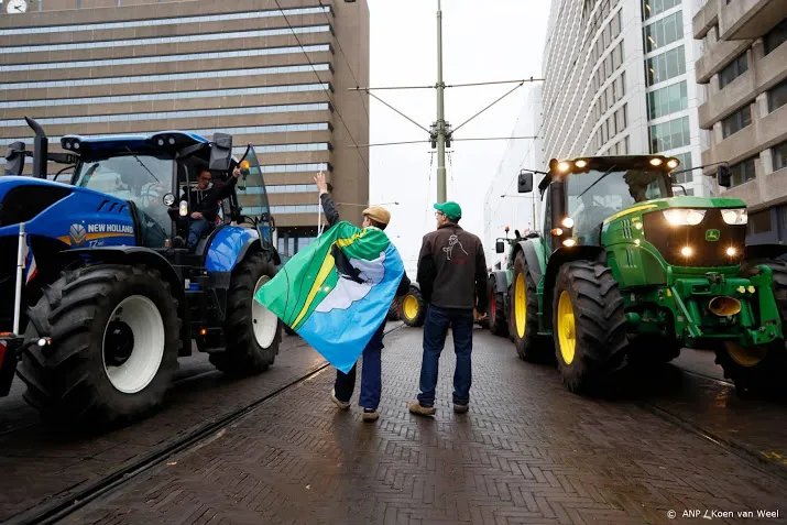 boeren blokkeren trams steken vuurwerk af