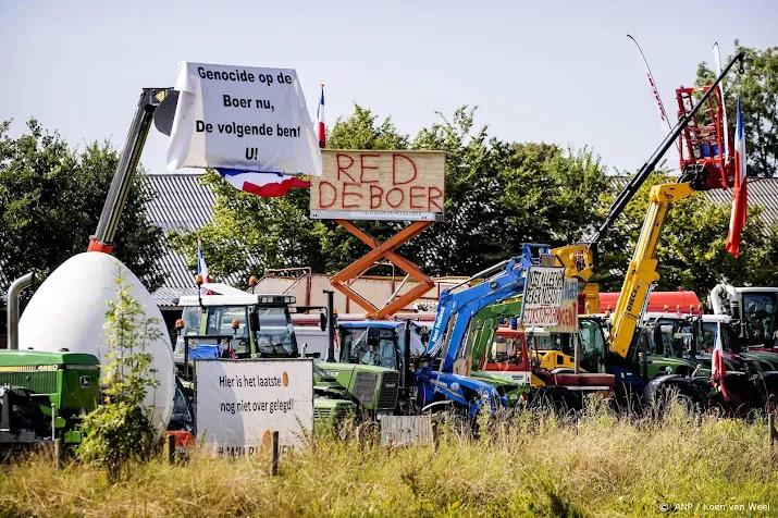 boeren en trekkers langs de vueltaroute in woudenberg