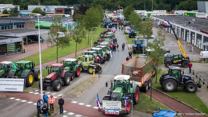 boeren gaan weg bij distributiecentrum albert heijn in zwolle