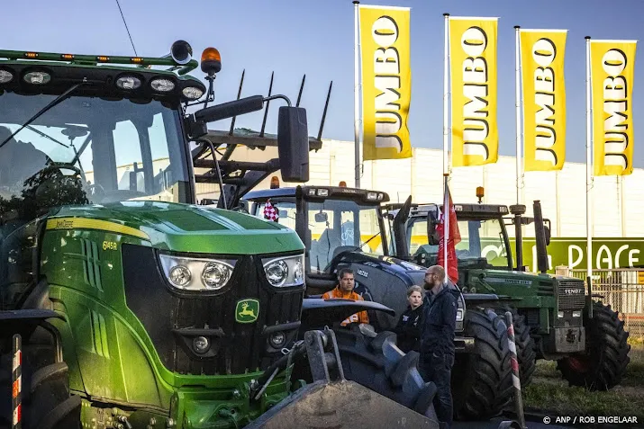 boeren in actie bij zon 20 distributiecentra van supermarkten
