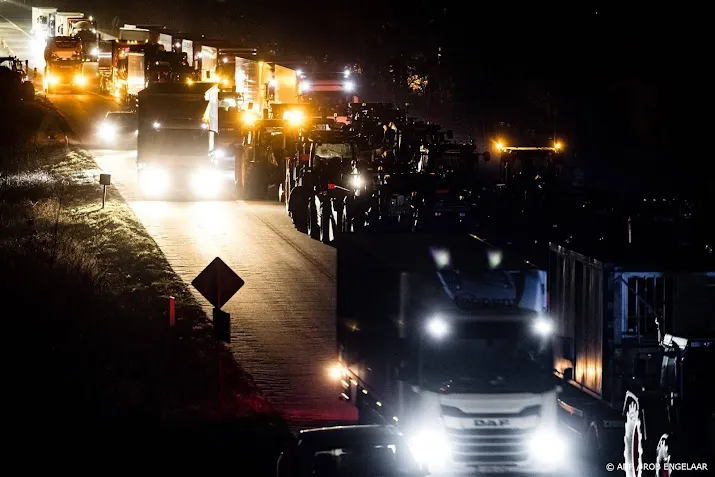 boeren in noord holland op de a7 richting afsluitdijk