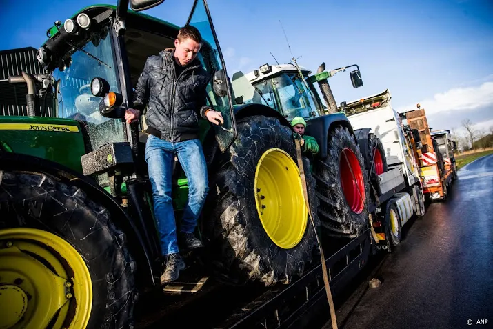 boeren met tractors over a12 naar den haag
