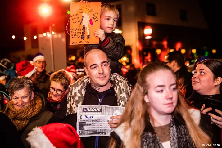 boeren met versierde tractoren 3fm delegatie achterna