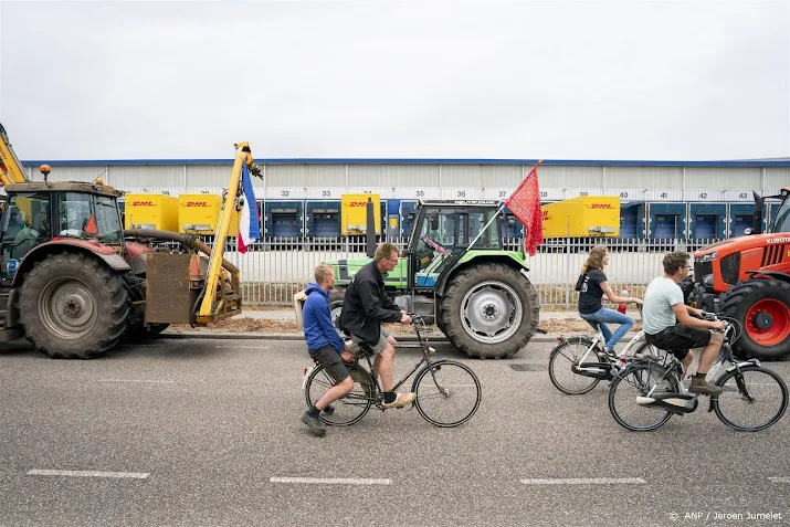 boeren parkeren tractoren buiten den haag fietsen naar malieveld