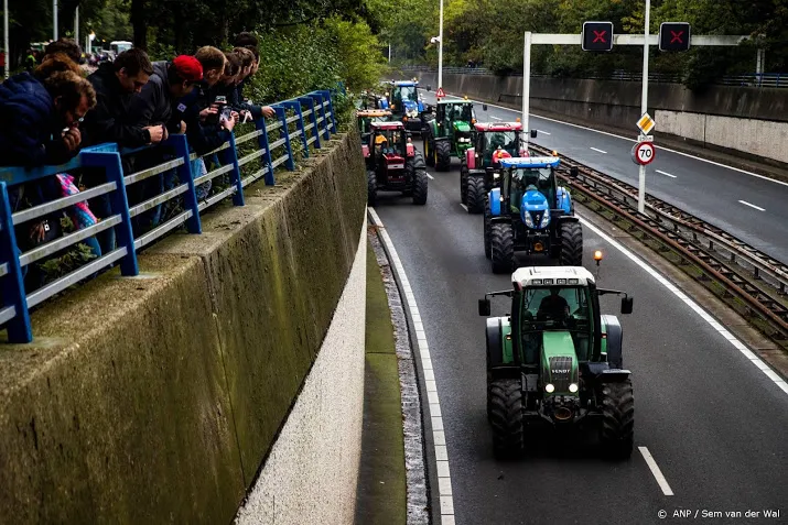 boeren protesteren massaal bij provinciehuizen