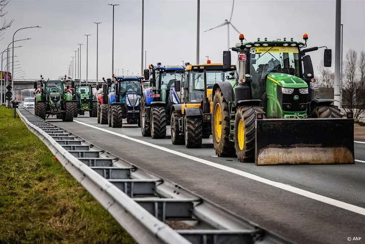 boeren protesteren met veertig trekkers bij provinciehuis utrecht
