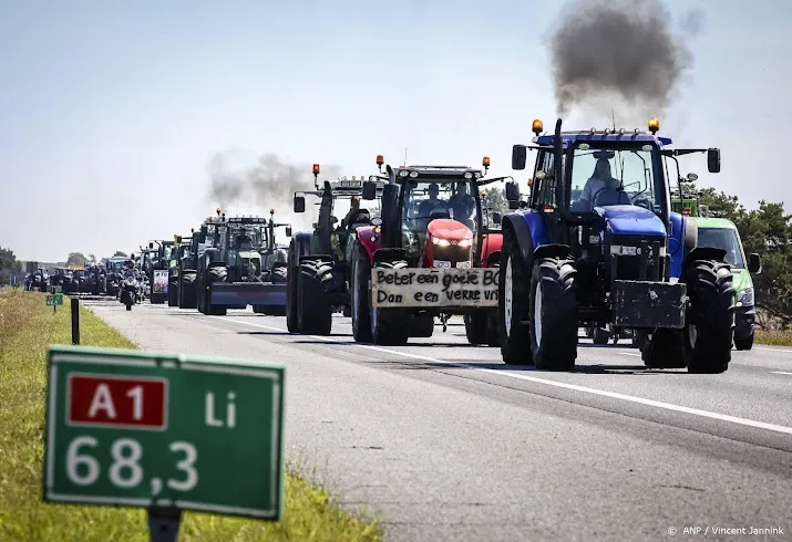 boeren rijden met groot aantal trekkers op a1 bij oldenzaal
