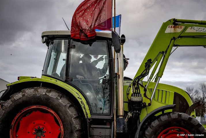 boeren rijden met trekkers door velsertunnel bij a22