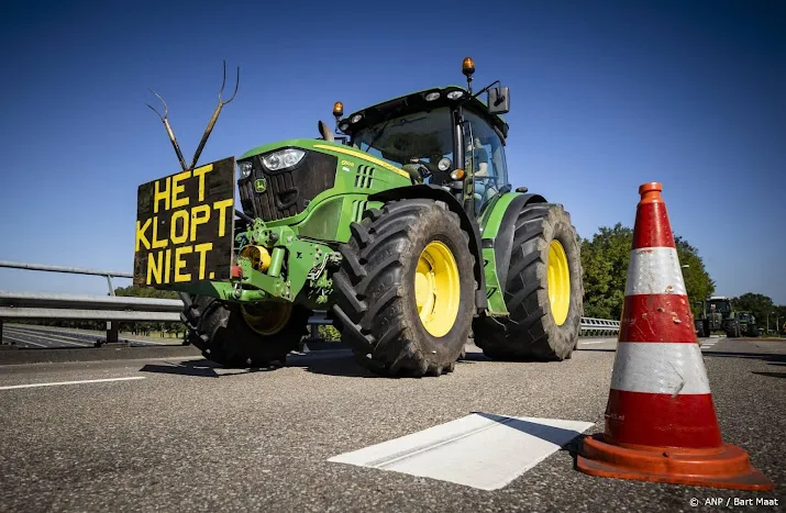 boeren rijden tegen verkeer in op a7 forse vertraging op weg