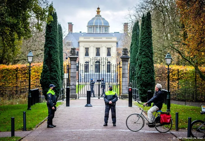 boeren rijden toeterend langs huis ten bosch