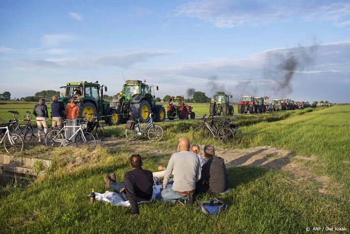 boeren verzamelen met tractoren in natuurgebied winterswijk