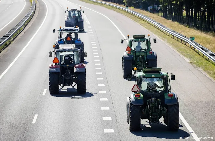 boeren voeren actie met tractoren op meerdere snelwegen
