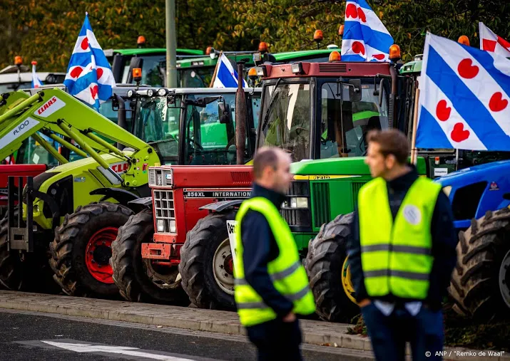 boeren voeren actie op afsluitdijk