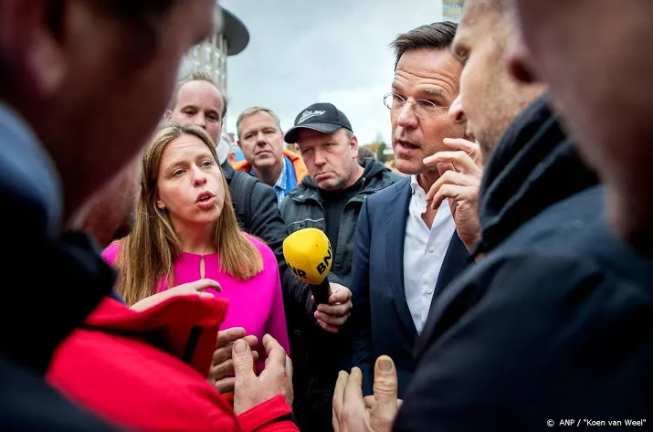 boeren voeren emotioneel gesprek met rutte