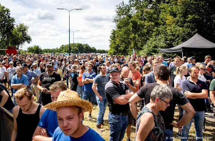 boerenprotest begonnen met enkele duizenden demonstranten