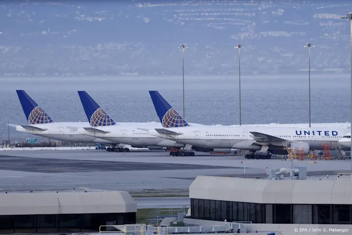 boete united airlines voor langdurige vertragingen op vliegveld