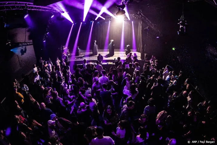 boete voor amsterdamse nachtclubs die deuren openden