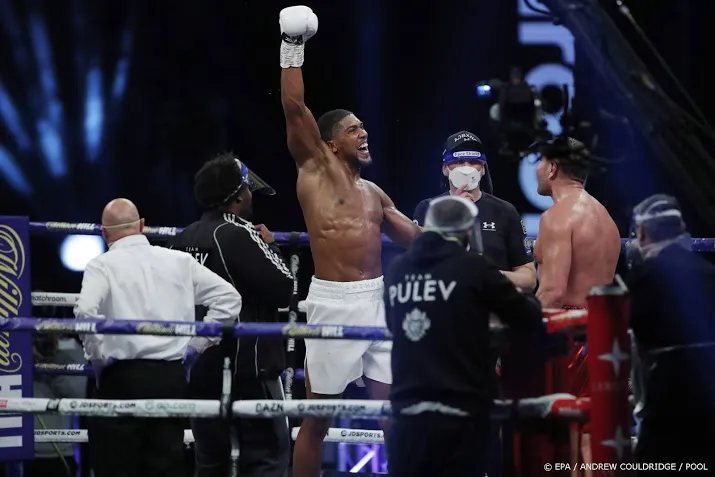 bokser joshua behoudt wereldtitels met knock out