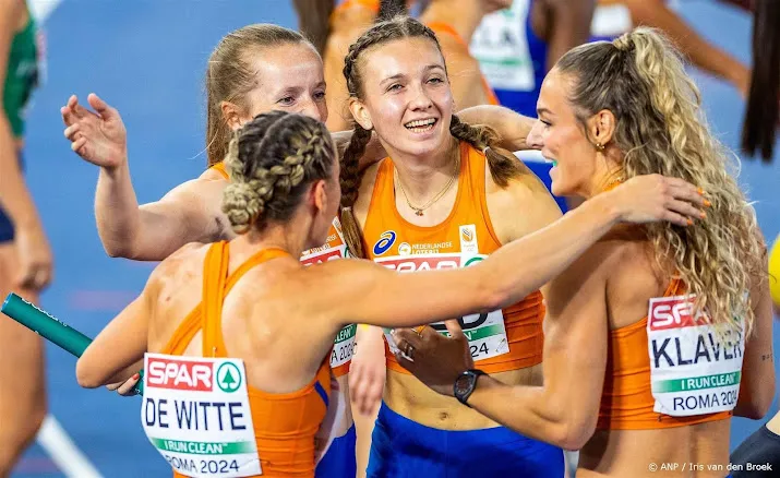 bol trots op alle estafettevrouwen met zijn zevenen op podium