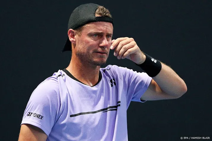 bond steunt hewitt en verbant tomic