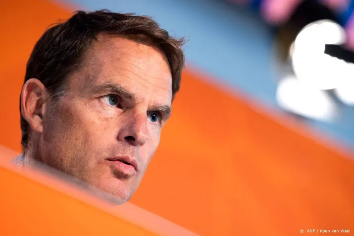 bondscoach de boer heel blij persoon