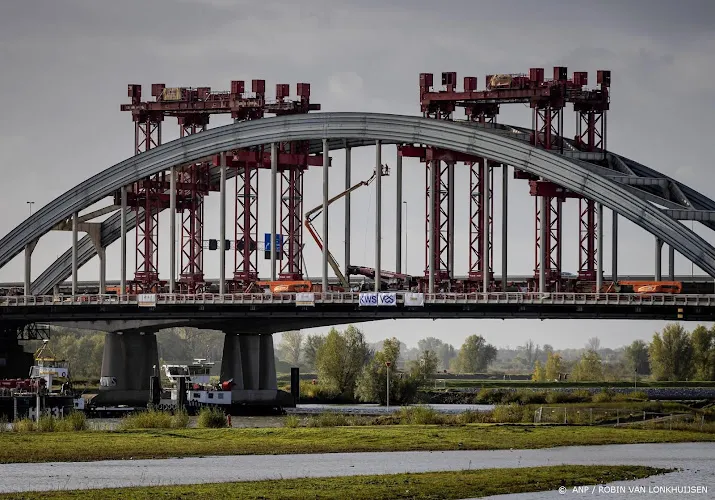 boogbrug vianen vaart na nieuwe poging uit