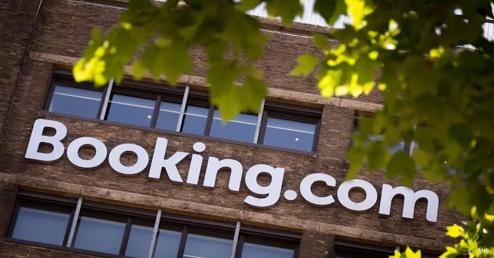 booking com ontslaat kwart personeel