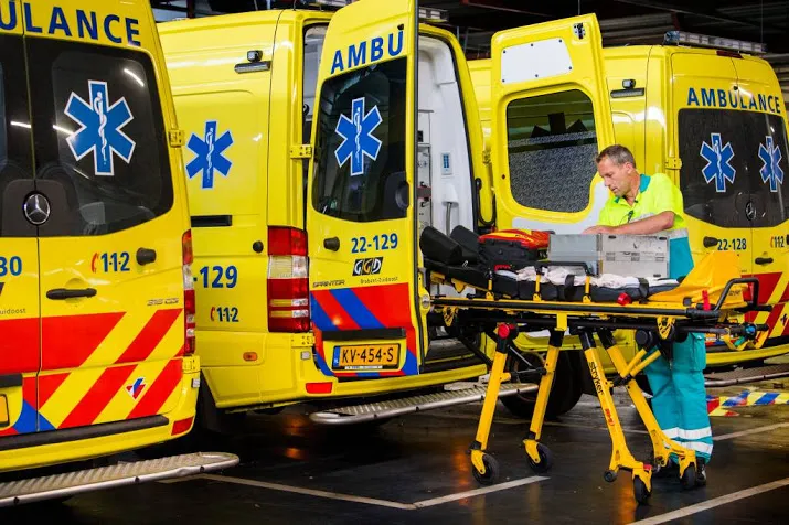 boomstam valt van trailer door dak auto