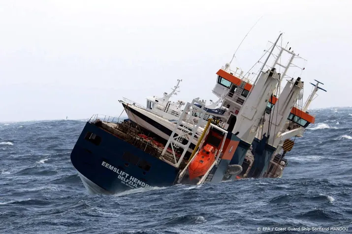 boskalis stuurloze eemslift hendrika vastgemaakt aan sleepboot