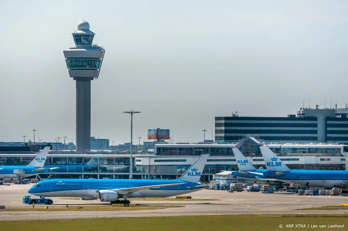 botsing vliegtuigen bij gate op schiphol