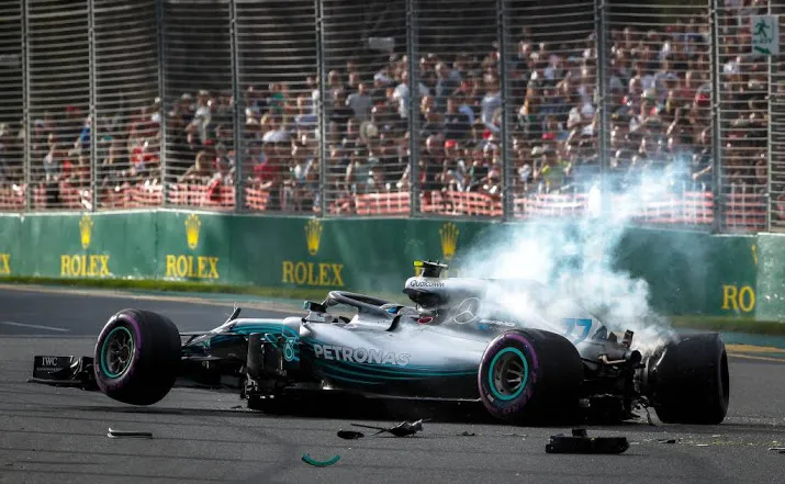 bottas ver naar achteren bij de start