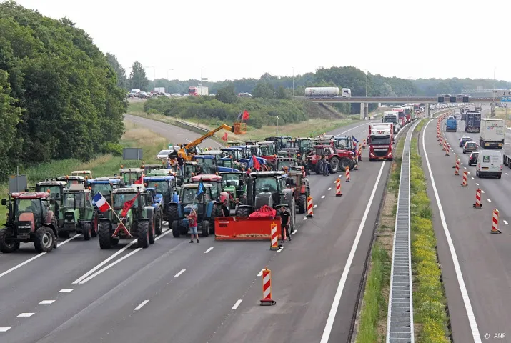 boze boeren blokkeren distributiecentrum ah in zwolle