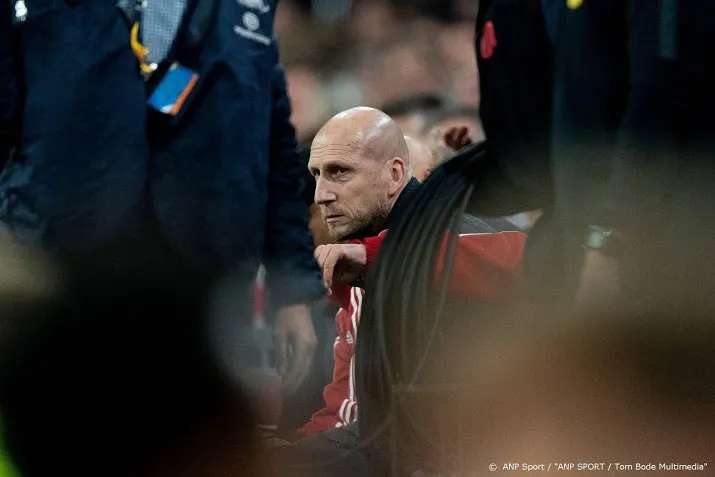 boze feyenoord fans wachten spelersbus op
