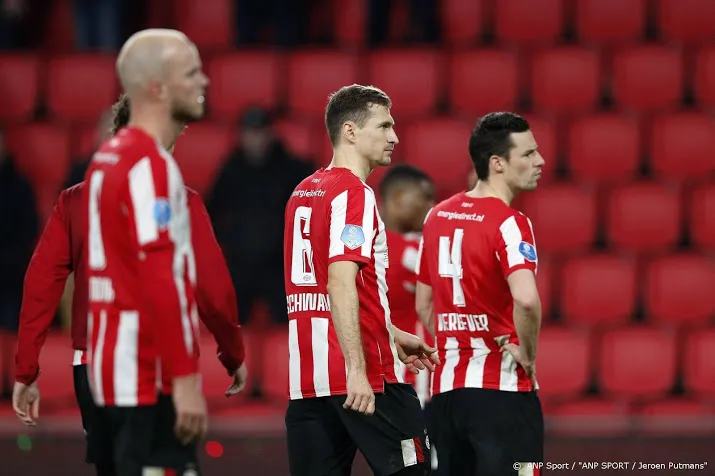 boze supporters bestormen hoofdingang stadion psv in eindhoven
