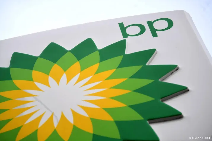 bp zet herstart olieraffinaderij rotterdam op pauze