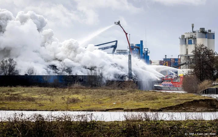 brand bij schrootverwerker rook in wijde omgeving te zien