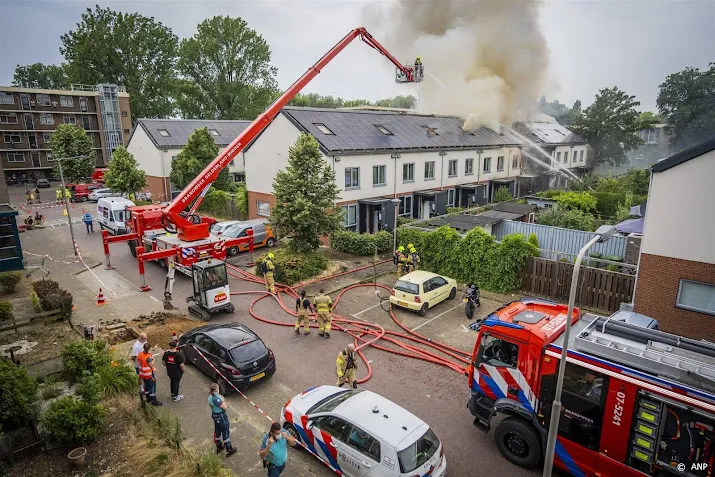 brand in arnhem duurt voort vijf woningen inmiddels in brand