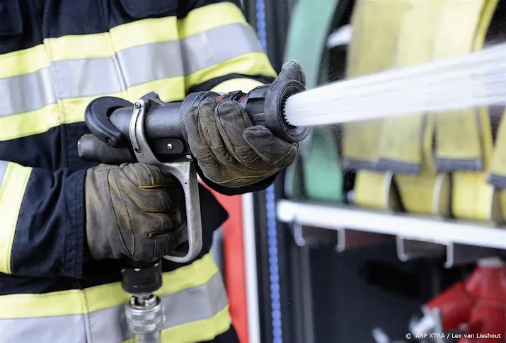 brand in haagse portiekflat bewoners springen uit raam