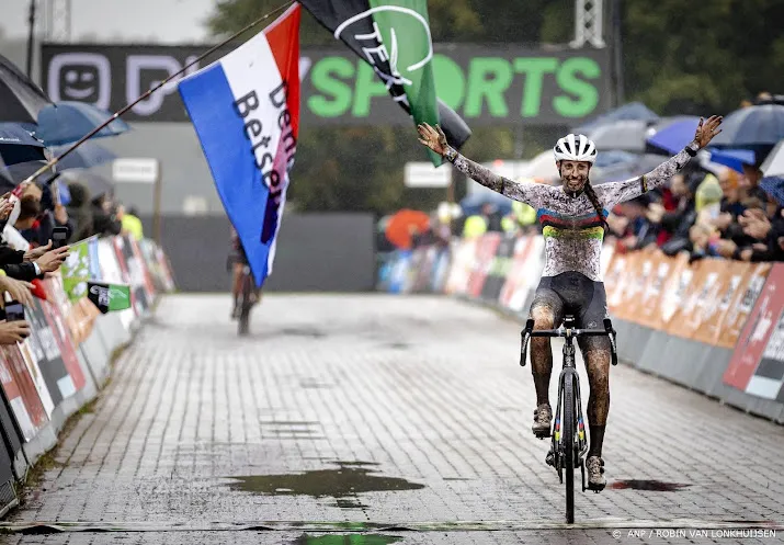brand in regenboogtrui naar zege in superprestige gieten