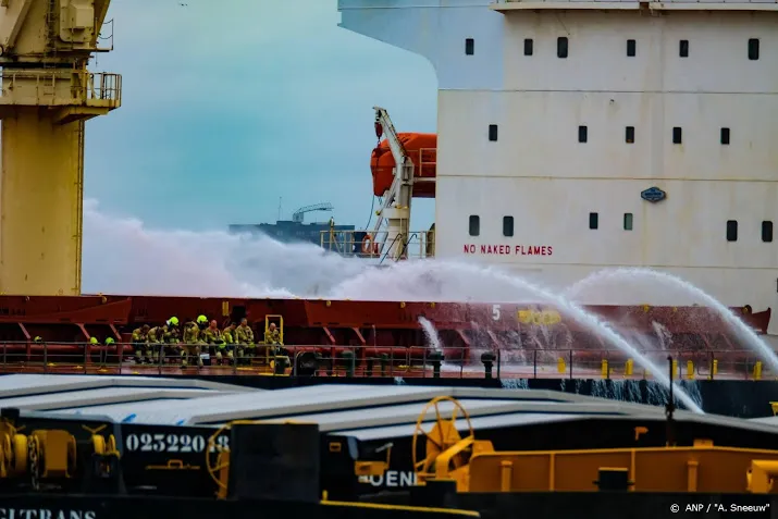brand op schip in rotterdamse haven geblust