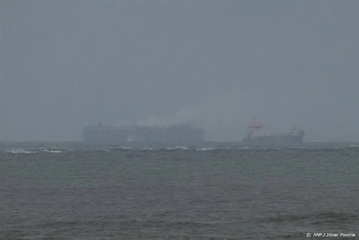 brandend vrachtschip drijft naar noorden van terschelling