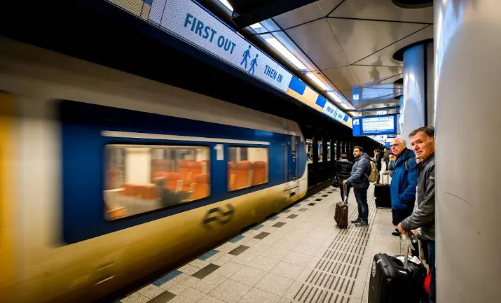 brandje ontregelt treinverkeer rond schiphol