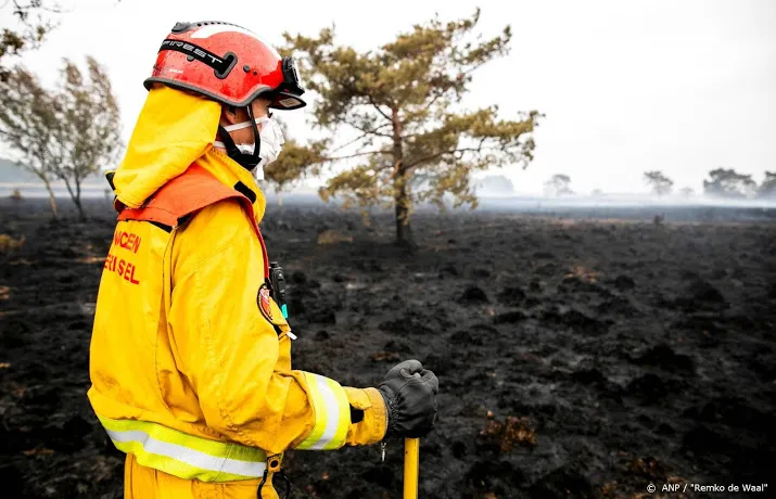 brandweer bestrijdt grote brand op brunssummerheide
