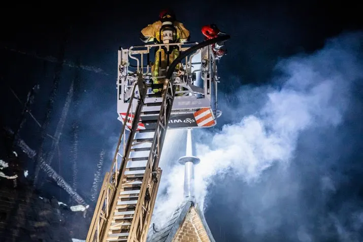 brandweer blust nog na in kerk amstelveen