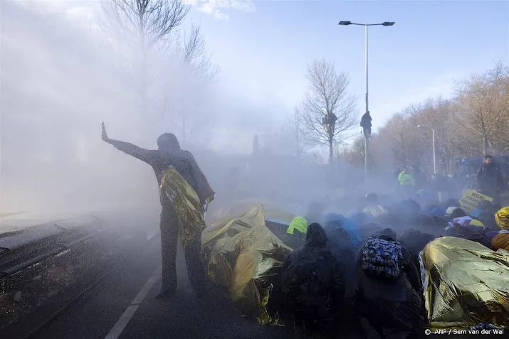 brandweer den haag biedt natgespoten demonstranten droge kleding