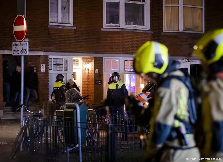 brandweer met vuurwerk bekogeld in bommelerwaard