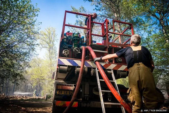 brandweer vertrekt uit de meinweg paarden terug naar manege